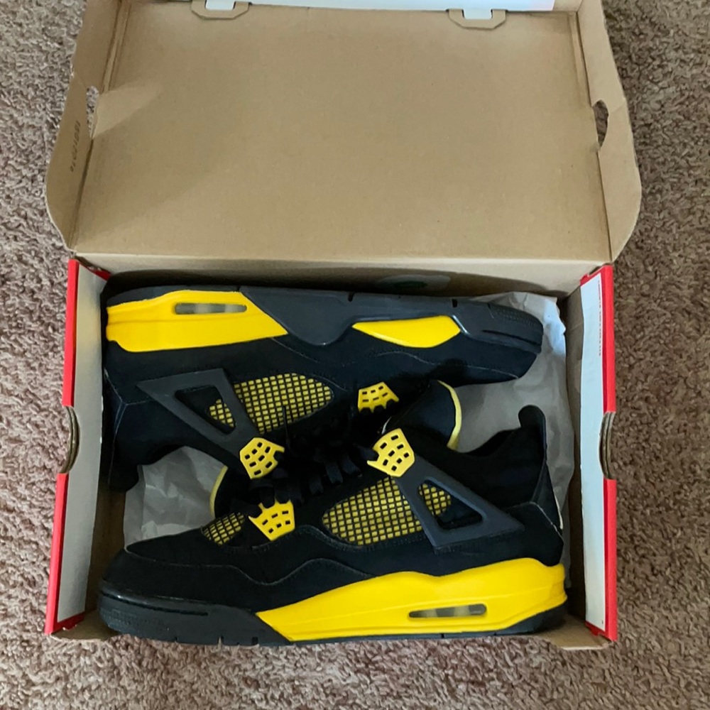 Jordan 4 thunder 2012